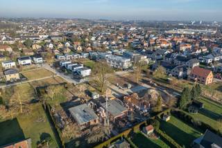 <h3><strong>Bouwgronden te koop in Dilbeek – Ruimte en rust nabij Brussel</strong></h3>
<p>Ben je op zoek naar een <strong>bouwgrond in Dilbeek</strong> om jouw droomwoning te realiseren? Ontdek deze exclusieve verkaveling van 9 percelen in een <strong>groene, residentiële wijk</strong>. Gelegen in een <strong>doodlopende straat aan de Muzelaan</strong>, geniet je hier van rust, ruimte en een kindvriendelijke omgeving.</p>
<p>Binnen deze verkaveling bieden wij <strong>6 bouwgronden voor open bebouwing</strong> aan (loten 1-2-3-4-8-9), met oppervlaktes van <strong>4a63ca tot 7a96ca</strong>. Dankzij de <strong>ideale oriëntatie</strong> en <strong>vrijheid van bouwen zonder bouwverplichting</strong>, bepaal jij zelf hoe en wanneer je jouw woning ontwikkelt.</p>
<h3><strong>Perfecte ligging: Rustig wonen met vlotte verbindingen</strong></h3>
<p>Deze locatie combineert het beste van twee werelden:<br />✅ <strong>Groene en rustige woonomgeving</strong> met alle voorzieningen binnen handbereik<br />✅ <strong>Snelle toegang tot Brussel</strong> – slechts enkele minuten rijden<br />✅ <strong>Uitstekende bereikbaarheid</strong> via belangrijke invalswegen en openbaar vervoer<br />✅ <strong>Kindvriendelijke buurt</strong> met weinig verkeer</p>
<p>Wil jij genieten van een <strong>bouwgrond in een toplocatie</strong> met een perfecte balans tussen natuur en stedelijke voorzieningen?</p>
<h3><strong>Prijzen vanaf € 294.500</strong></h3>
<p>Mis deze unieke kans niet en neem vandaag nog contact op voor meer informatie!</p>