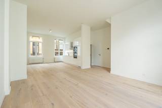 Gerenoveerd appartement met terras op een uiterst centrale, maar bijzonder rustige ligging in het hart van de stad. Het gebouw werd volledig...