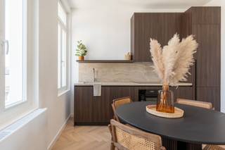 Ben je op zoek naar een gezellig, lichtrijk en perfect gerenoveerd appartement? Dit charmante appartement van 49 m² is gelegen op de bovenste verdieping van een kleinschalig gebouw in de Nottebohmstraat. Dankzij deze unieke ligging heb je hier geen bovenburen en geniet je van heerlijke rust, pal in de buurt van de bruisende Dageraadplaats en het hippe Zurenborg.<br /><br />Binnenin ontdek je een uiterst slim ingedeelde en recent volledig vernieuwde leefruimte. De gezellige woonkamer loopt vloeiend over in een strakke open keuken. Deze keuken is een droom voor elke kookliefhebber: volledig uitgerust met ingebouwde toestellen en afgewerkt met warme houten fronten. Grote raampartijen zorgen ook hier voor een fijne, natuurlijke lichtinval en bieden een weids uitzicht. Het volledige appartement is bovendien voorzien van een prachtige visgraatparket.<br /><br />Verder beschikt het appartement over een ruime, rustgevende slaapkamer waar de parketvloer mooi in doorloopt. De moderne badkamer is uitgerust met een smaakvol lavabomeubel, trendy kraanwerk en een comfortabele, ruime inloopdouche. Daarnaast is er een praktisch, apart toilet voorzien. De absolute kers op de taart is ongetwijfeld het ruime, private terras. Hier geniet je in alle rust van je koffie in de ochtendzon of een gezellig aperitiefmoment.<br /><br />Op het gelijkvloers beschikt het gebouw over een handige, gemeenschappelijke fietsenberging en in de kelder is er een private kelderberging inbegrepen voor extra opslagruimte.<br /><br />Zie jij jezelf al genieten op het terras van dit instapklare topappartement?<br />Maak snel een afspraak voor een bezichtiging via info@goose.be of bel naar 03 369 36 38.