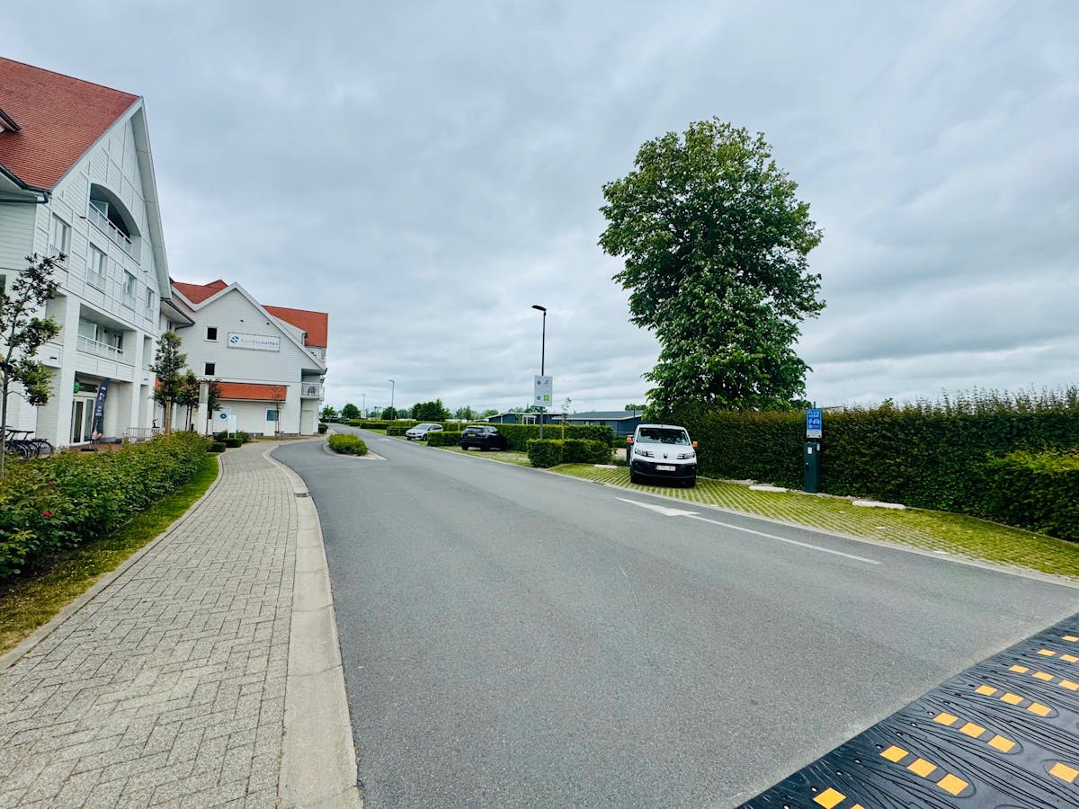 Drie staanplaatsen te koop aan ibis hotel. - foto 1