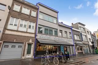 Opbrengsteigendom met handelsgelijkvloers en 2 appartementenDit uitstekend gelegen handelspand met bovenliggende woongelegenheid vormt een...