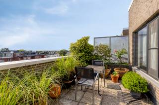 <p><b>Lichtrijke penthouse met 2 zonnige terrassen.<br /><br />Genieten van rust, ruimte en mooie uitzichten in deze penthouse aan het Rucaplein!</b></p>
<p><b>Indeling:</b> <br />Via de centrale inkomhal bereikt u aan de linkerzijde de ruime, <strong>volledig geïnstalleerde keuken</strong>. Aan de rechterzijde bevindt zich het gastentoilet en de <strong>ruime slaapkamer met recent gerenoveerde badkamer</strong>. Vanuit deze slaapkamer hebt u rechtstreeks zicht op het terras achteraan, ideaal voor uw ochtendkoffie in de zon.<br />De indrukwekkende, <strong>lichtrijke leefruimte</strong> sluit naadloos aan en geeft via een groot schuifraam uit op het terras vooraan, perfect voor een gezellige apero in de avondzon. Aansluitend aan de leefruimte ligt een handige polyvalente ruimte (bureau of logeerkamer) met eveneens toegang tot het achteraan terras. <br /><span><br /></span><strong>Bijzonderheden:</strong><br /><strong>Twee terrassen</strong> met <strong>zicht op groen</strong>;<br /><span>Ondergrondse autostaanplaats optioneel mee aan te kopen (vraagprijs: €25.000,-).</span><br /><b>Maandelijkse kosten:</b><span> ca. €160,- (Beheer; conciërge; blokpolis; verbruik/onderhoud algemene delen (incl. lift)+ provisie verwarming en water). <br /></span><br /><strong>Ligging:</strong><br />Ideaal gelegen met <strong>alle faciliteiten binnen handbereik!</strong> Op korte afstand van belangrijke invalswegen en op wandelafstand van winkels, scholen, parken, ziekenhuizen, openbaar vervoer en sportvoorzieningen.</p>