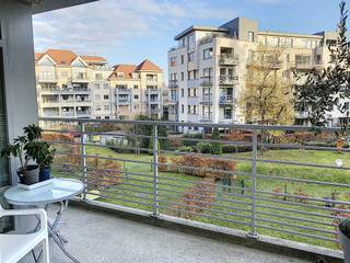 <strong>WOLUWE-SAINT-PIERRE, near Place Sainte-Alix and the Forêt de Soignes, opposite Sportcity. Beautiful 2-bedroom flat in a leafy area offering a living area of ±120m²:</strong><br /><br /><strong><span>On the 3rd floor</span> :</strong><br />
<ul>
<li>Entrance hall of ±12m² with built-in cupboards and separate toilet</li>
<li>Living room of ±33m²</li>
<li>Fully equipped kitchen of ±11m² (oven, hob, extractor hood, fridge-freezer, microwave, dishwasher) opening onto a south-east facing terrace of ±10m²</li>
<li>Laundry room (equipped with a washing machine and tumble dryer)</li>
<li>Bedroom 1 of ±17m² with en-suite bathroom (bath/shower, double washbasin, WC)</li>
<li>Bedroom 2 of ±12m² with fitted wardrobes + en-suite shower room (shower, washbasin)</li>
</ul>
<strong><span>In the basement</span> :</strong><br />
<ul>
<li>Cellar no. 9</li>
<li>Mandatory indoor parking space no. 21 for 100€/month</li>
</ul>
<span>Service charge provision</span> : €180/month (communal areas, hot/cold water, heating)<br /><br />Available from 01/07/2026 !<br /><br />Energy performance rating: C+