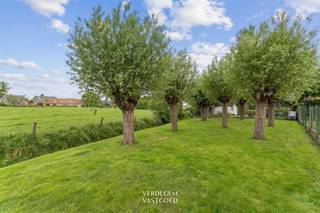 <p><span>Hoevewoning met schuur en uniek zicht op weilanden en knotwilgen<br /></span><span>Nieuwe prijs<br /><br />Deze charmante woning vindt haar oorsprong in een authentieke Vlaamse hoeve. <br />Achter de gevel schuilt een thuis waar sfeer en ruimte hand in hand gaan.<br />De grote voortuin is het visitekaartje voor wie houdt van landelijk wonen: een plek voor fruitbomen of grazende schapen.<br />Ook in de achtertuin, met een praktisch schuurtje inclusief garage, kijk je uit over de omliggende weilanden, met de kerktoren van Nevele als herkenningspunt in de verte.<br />Binnen word je verwelkomd in een ruime leefruimte met gaskachel en aansluitend de keuken. <br />Verder op het gelijkvloers een badkamer, nachthal, twee volwaardige slaapkamers en een wasplaats/berging. <br />Op de verdieping bevindt zich een derde, ruime slaapkamer en een grote zolder die tal van mogelijkheden biedt.<br /><br /></span><span>Troeven<br /></span><span>/ nieuwe prijs<br />/ tuin met unieke zichten<br />/ charme en sfeer<br />/ schuur of atelier<br />/ rustige, landelijke ligging<br /><br /></span><span>Ligging<br /></span><span>Deze woning in hoevestijl situeert zich tussen Nevele en Vosselare. <br />Verschillende lokale voorzieningen zoals winkels, supermarkten, scholen, bakker en slager, bevinden zich op wandelafstand. <br />Ook Gent is makkelijk te bereiken via de E40 en het openbaar vervoer (bus, trein).<br /><br /><br /></span></p>