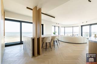 Luxueus gemeubeld penthouse met panoramisch zeezicht in iconische HeldentorenOntdek één van de hoogstgelegen appartementen van Knokke-Heist, waar...