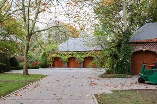 Landhuis - kasteel te Alken voor €999 999 wegens overlijden.<br /><br />Gelegen te Brandepoelstraat 38, Alken 3570 vindt u dit landhuis-kasteel, gelegen nabij Kortenbos en Kozen.<br /><br />Begin 19e eeuw was er op deze plaats al een kasteel maar het huidige gebouw dateert van 1878 en is gebouwt in neobarokke stijl.<br />In 1885 kwam het aan de famillie Whenttnal die het omstreeks 1900 verhuurde aan de paters Assumptionisten van Zepperen <br /><br />Indeling gelijkvloers <br />Inkomhal,woonkamer,zitkamer,eetkamer,keuken,bijkeuken,badkamer,berging,traphal,lift<br /><br />indeling verdiep 1 <br />Overloop,slaapkamer 1,slaapkamer 2,bureel,dressing,apart toilet,badkamer,berging,lift<br /><br />Indeling verdiep 2 <br />Traphal,lift,leefruimte,keuken,badkamer,dressing,slaapkamer 3,slaapkamer 4<br /><br />Bijgebouw 1<br />4 garages,zwembad,6 kleedkamers,lounge ruimte,berging,kelder-techniek zwembad,toilet <br /><br />Bijgebouw 2<br />2 garages<br /><br />Pluspunten<br /><br />Prachtig onderhouden landhuis - kasteel<br />Landgoed van 2ha<br />Imposante oprijlaan grotendeels in arduin<br />6garages met automatische poorten<br />Zwembad van 14m x 6m in aanbouw<br />Authentieke barok afwerking<br />Grote raampartijen en hoge plafonds<br />Lift in hoofdgebouw<br />Volledig ingericht appartement op verdiep 2<br />Perfect aangelegde tuin op het hele domein<br /> 