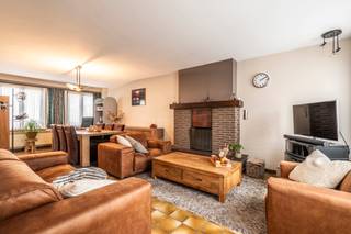 <strong>Deze goed onderhouden bel-etagewoning is gelegen in een rustige straat nabij het centrum van Turnhout. Winkels, scholen en de Grote Markt bevinden zich op fietsafstand. De woning beschikt onder meer over een inpandige garage, een hobbyruimte op het gelijkvloers, een lichtrijke woonkamer en 2 à 3 (slaap)kamers. Bovendien geniet u van een gunstige EPC-score van 128 kWh/m²/jaar (B-label) en is de woning uitgerust met zonnepanelen.<br /><br /></strong><span>Gelijkvloerse verdieping</span>: Via de inkomhal heeft u toegang tot een ruime (hobby)kamer, een douchekamer en de inpandige garage met automatische poort. Achteraan bevindt zich een afgesloten parkeerplaats. Deze buitenruimte is bereikbaar via de garage en ook via een poort langs de zijgevel van de woning, en biedt bovendien de mogelijkheid om ingericht te worden als aangename tuin of koer.<br /><br /><span>Eerste verdieping</span>: Op de eerste verdieping vindt u de leefruimte met veel lichtinval. De keuken is uitgerust met een elektrisch kookvuur met dampkap, een combi-microgolfoven en een koelkast, en beschikt over voldoende kastruimte. Verder is er op deze verdieping een aparte kamer, momenteel ingericht als wasplaats/berging, en een badkamer (2015) met inloopdouche, toilet en wastafel.<br /><br /><span>Tweede verdieping</span>: De tweede verdieping omvat twee slaapkamers en een zolderkamer, ideaal als berging.<br /><br /><span>Bijzonderheden</span>:<br />- Stedenbouwkundige inlichtingen in aanvraag<br />- Gunstige EPC-score: 128 Kwh/m²/j (B-label)<br />- Zonnepanelen aanwezig <br />- Centrale verwarming op aardgas<br />- HR-dubbelglas, houten schrijnwerk<br />- Beschikbaar voorjaar '27<br /><br />Bekijk deze woning via ons interactief grondplan: https://deboerenpartners.virtimmocontent.be/start-visit/4988