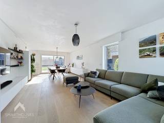<p>Instapklare halfopen bebouwing in een rustige en kindvriendelijke omgeving bestaande uit een inkomhal met gastentoilet, ruime lichtrijke leefruimte met eet-en zithoek, volledig uitgeruste keuken met kookeiland, garage met sectionale poort + ingericht met ingemaakte kasten en een prachtig aangelegde tuin met zongerichtterras en tuinberging met overdekte lounge (padouk). Op het verdiep zijn 3 slaapkamers, nachthal met afzonderlijk toilet en een ingerichte badkamer (inloopdouche, ligbad en dubbele wastafel).</p>
<p></p>
<p>Extra troeven:</p>
<ul>
<li>Energiezuinig (E-peil)</li>
<li>Voorzien van 16 zonnepanelen</li>
<li>Airco en thuisbatterij 5kWh</li>
<li>Elektrische rolluiken</li>
<li>Waterverzachter</li>
<li>Regenwaterput van 7.500L</li>
<li>Aangelegde voortuin met private oprit</li>
<li>Op wandelafstand van scholen, winkels en openbaar vervoer</li>
<li>Instapklaar</li>
</ul>
<p></p>
<p>Deze woning is te koop ZONDER makelaar via het concept van Smart Houses! Wenst u Verdere inlichtingen of bezoek? Contacteer rechtstreeks de eigenaar via <span>+32498641444</span></p>