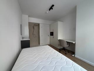 <span><strong>**Luxueus studeren in hartje leuven**</strong></span><br /><br />In de <strong>Ravenstraat</strong> bevindt zich deze volledig gerenoveerde residentie, gelegen pal in het centrum van Leuven. Op slechts een steenworp van het Ladeuzeplein en op wandelafstand van het station en de Bondgenotenlaan geniet je hier van een uiterst centrale ligging.<br /><br />De residentie omvat <strong>15 studentenkamers</strong>, waarvan 14 met gedeelde sanitaire voorzieningen en één kamer met een volledig privatieve badkamer, aangevuld met een <strong>éénslaapkamerappartement</strong>. Alle units worden <strong>volledig bemeubeld</strong> aangeboden en zijn uitgerust met een eigen ontbijthoek.<br /><br />Daarnaast beschikt het gebouw over een <strong>gemeenschappelijke keuken</strong> die volledig is ingericht, zodat studenten naar wens kunnen koken. Er is eveneens een afvallokaal voorzien. Op elk verdiep is er een toilet voorzien die de studenten kunnen delen. Het pand wordt opgeleverd in april 2026 en zal afgewerkt zijn met kwalitatieve materialen en een hoogwaardige afwerking.<br /><br /><span>Het pand is opgedeeld als volgt:</span><br /><span>UNIT 0001: éénslaapkamer appartement (52,98 m2) met privatief terras</span><br /><span>UNIT 0101: Kamer met douche en lavabo (12,97 m2) aan de achterzijde van het gebouw</span><br /><span>UNIT 0102: Kamer met douche en lavabo (13,14 m2) aan de achterzijde van het gebouw</span><br /><span>UNIT 0103: Kamer met douche en lavabo (12,45 m2) aan de voorzijde van het gebouw</span><br /><span>UNIT 0104: Kamer met douche en lavabo (12,53 m2) aan de voorzijde van het gebouw</span><br /><span>UNIT 0201: Kamer met douche en lavabo (12,95 m2) aan de achterzijde van het gebouw</span><br /><span>UNIT 0202: Kamer met douche en lavabo (12,70 m2) aan de achterzijde van het gebouw</span><br /><span>UNIT 0203: Kamer met douche en lavabo (12,62 m2) aan de voorzijde van het gebouw</span><br /><span>UNIT 0204: Kamer met douche en lavabo (12,47 m2) aan de voorzijde van het gebouw</span><br /><span>UNIT 0301: Kamer met douche en lavabo (12,63 m2) aan de achterzijde van het gebouw</span><br /><span>UNIT 0302: Kamer met douche en lavabo (12,64 m2) aan de achterzijde van het gebouw</span><br /><span>UNIT 0303: Kamer met douche en lavabo (12,38m2) aan de voorzijde van het gebouw</span><br /><span>UNIT 0304: Kamer met douche en lavabo (12,48 m2) aan de voorzijde van het gebouw</span><br /><span>UNIT 0401: Kamer met douche en lavabo (12,61 m2) aan de achterzijde van het gebouw</span><br /><span>UNIT 0402: Kamer met douche en lavabo (12,68 m2) aan de achterzijde van het gebouw</span><br /><span>UNIT 0403: Kamer eigen sanitair (12,61 m2) aan de voorzijde van het gebouw<br /><br /><span><span><strong>Interesse in een bezoek ter plaatse? Met plezier! Contacteer onze Expert Investeringsvastgoed Jacky: 0495 53 46 49 of jacky@connect-immo.be</strong></span><br /><br />EPB Startverklaring</span></span>