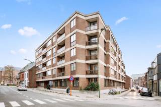 Dit instapklare appartement is gelegen in het hart van Tienen en biedt een standaard van comfort en luxe. Het appartement beschikt over een ruime leefruimte waar het zeer gezellig vertoeven is en heeft 1 slaapkamer. Het is volledig gerenoveerd in 2017, waardoor het een moderne uitstraling heeft. De bewoonbare oppervlakte van 80m² biedt voldoende ruimte voor een comfortabele leefomgeving. Daarnaast beschikt het appartement over 1 badkamer, die ook volledig gerenoveerd is. De badkamer is voorzien van moderne voorzieningen. Kortom, dit appartement biedt alles wat u nodig heeft voor een comfortabel verblijf of investering in Tienen. Neem snel contact op en boek een afspraak!
