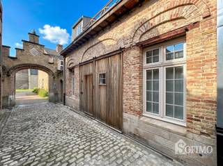 <p><span>Prachtig gerenoveerde karakterwoning op toplocatie</span></p><p><span>Deze unieke woning werd met veel zorg gerenoveerd met authentieke, kwalitatieve materialen, waarbij historische charme en hedendaags wooncomfort perfect samengaan. De stijlvolle afwerking en idyllische sfeer maken van deze eigendom een bijzonder geheel.</span></p><p><span>Gelijkvloers:</span><span><br />Ruime inkomhal met toegang tot de gezellige leefruimte, kwalitatieve open keuken met ingebouwde toestellen, praktische wasplaats/berging en apart gastentoilet.</span></p><p><span>Eerste verdieping:</span><span><br />Ruime open master suite met slaapgedeelte, ingebouwde dressing en een luxueuze badkamer met ligbad, douche, dubbele lavabo en toilet. Aansluitend bevindt zich een zongericht terras.</span></p><p><span>Troeven:</span></p><ul><li><span>Authentieke renovatie met kwalitatieve materialen</span></li><li><span>Luxueuze afwerking</span></li><li><span>Gunstig EPC</span></li><li><span>Conforme elektrische installatie</span></li><li><span>Asbestveilig</span></li><li><span>Toplocatie!</span></li></ul>