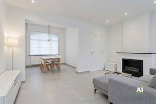 <span><span>Deze verder op te knappen maar instapklare stadswoning met drie slaapkamers en een zuid-gerichte stadstuin is ideaal gelegen op wandelafstand van het stadscentrum. De woning werd reeds grotendeels gerenoveerd, met onder meer vernieuwd sanitair, een moderne badkamer, dubbele beglazing, conforme elektriciteit en een recente verwarmingsketel. Dankzij deze ingrepen behaalt de woning een gunstig EPC-label C.<br />De woning leent zich perfect als starterswoning of als interessante investering voor verhuur.<br /><br /><u><strong>Indeling:</strong></u><br /><strong>Gelijkvloers:</strong> inkomhal, droge kelder, gezellige woon- en leefruimte, keuken, badkamer uitgerust met nieuwe inloopdouche en toilet, zonnige stadstuin met tuinhuis.<br /><strong>Eerste verdieping:</strong> apart toilet, twee slaapkamers, ingemaakte kasten.<br /><strong>Tweede verdieping:</strong> ruime slaapkamer met ingemaakte kasten.<br /><br /><u><strong>Troeven:</strong></u></span></span>
<ul>
	<li><span><span>Centrale verwarming op aardgas (onderhoud 2024);</span></span></li>
	<li><span><span>Geïsoleerde woning;</span></span></li>
	<li><span><span>Dubbele beglazing met rolluiken/zonwering;</span></span></li>
	<li><span><span>EPC-label C;</span></span></li>
	<li><span><span>Tal van ingemaakte kasten;</span></span></li>
	<li><span><span>Laag kadastraal inkomen.</span></span></li>
	<li><span><span>Elektriciteit goedgekeurd tot 2041</span></span></li>
</ul>
<span><span>Een woning met veel potentieel op een uitstekende locatie!<br /><br />Maak nu uw afspraak op het nummer 051/50 11 51 of mail naar info@diksimmo.be en ontdek uw nieuwe thuis in hartje Ieper.</span></span>