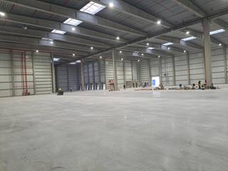 <span>- 6.444m² magazijn<br />- 5 los- laadkades<br />- 3 gelijkvloerse poorten<br />- 12m vrije hoogte onder spant<br />- 5T/m² draagkracht vloer bij verdeelde belasting<br />- 10T is de maximale puntlast op de vloer <br />- sprinklerinstallatie <br />- daglichtstraten<br />- sanitair </span>