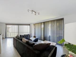 <p><strong>Plan je afspraak via www.living-stone.be</strong></p><p>Dit appartement, gelegen op de eerste verdieping in een residentie met lift, omvat een inkomhal, een woonkamer met een open en volledig geïnstalleerde keuken die toegang bieden tot het terras (zuidwest gericht), een berging/wasplaats, 2 slaapkamers (11m² en 12m²), badkamer met dubbele lavabo en ligbad en een aparte toilet. Tevens is er een privatieve garage, inbegrepen in de huurprijs.</p><p>Maandelijkse forfaitaire kost van <strong>€ 130</strong> voor het onderhoud van de gemene delen.</p><p>Op zoek naar een instapklare stek in Dilbeek? Winkels, scholen en openbaar vervoer bevinden zich op wandelafstand, invalswegen naar Brussel en Ninove in de directe omgeving. <strong>Beschikbaar vanaf 01/11/2026.</strong></p>