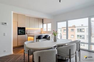 <p><span>Gerenoveerd appartement (98 m²) met 2-3 slaapkamers, garage en terras (3 m²) in Boechout.</span></p><p><span> </span></p><p><span>Wonen in de Frans van der Muerenstraat, dat is rustig wonen op een boogscheut van het centrum met tal van winkels, scholen en supermarkten. De P+R ligt om de hoek, ideaal voor wie pendelt met het openbaar vervoer. Deze locatie combineert uitstekende bereikbaarheid met een aangename woonomgeving.</span></p><p><span> </span></p><p><span>Het appartement werd recent volledig gerenoveerd, waarbij kosten noch moeite zijn gespaard om een afwerking te creëren die uitblinkt in kwaliteit en karakter. Unieke materialen en doordachte details maken van dit appartement een plek waar je meteen verliefd op wordt. Het bevindt zich in een kleinschalig gebouw en ligt op de tweede verdieping. De vaste kosten zijn beperkt. Het dak werd volledig vernieuwd en conform geïsoleerd, wat mee bijdraagt aan de uitstekende EPC-score A. Bovendien is de elektriciteit conform en werd gekozen voor hoogrendementsglas in PVC, wat het wooncomfort én de energiezuinigheid aanzienlijk verhoogt.</span></p><p><span>Binnenkomen doe je in de hal met apart gastentoilet, van waaruit je meteen doorloopt naar de lichtrijke leefruimte van 46 m². Hier vormt de unieke, hoogwaardig afgewerkte keuken de absolute blikvanger — een stijlvolle ruimte waar koken en gezellig samenzijn centraal staan. Aansluitend bevindt zich een kleine berging.</span></p><p><span>De twee slaapkamers van 7 m² en 14 m² zijn gelegen aan de achterzijde en vanuit de kleinere kamer heb je toegang tot het west-georiënteerde terras (3 m²). Daarnaast is er nog een extra kamer van 6 m², perfect inzetbaar als berging, dressing, bureau, hobbykamer of logeerkamer.</span></p><p><span>De badkamer van 6 m² is uitgerust met een inloopdouche, lavabomeubel en ruimte om een was- en droogmachine te plaatsen. Tot slot is er een garage, verplicht mee aan te kopen aan €25.000.</span></p><p><span>Ben jij op zoek naar een appartement met een hoogwaardige afwerking? Mis deze kans niet! Bewoonbare opp. 98 m² ref.: bruto vloeropp. EPC-certificaat Voor meer info of een gratis schatting surf naar </span><span><span>www.hansimmo.be</span></span></p><p><span> </span></p>