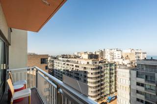 <p>Te koop: gezellig appartement in de Europagalerij, hartje Oostende, met open zicht en aparte slaaphoek.</p>

<p> </p>

<p>Dit appartement, ligt in het bruisende centrum van Oostende, op wandelafstand van zee, park en treinstation. Dankzij het open zicht geniet u van een gevoel van ruimte en licht, terwijl de aparte slaaphoek zorgt voor een praktische indeling. De ligging in een toeristische zone en nabij openbaar vervoer maakt dit een ideale uitvalsbasis voor zowel permanente bewoning als vakantie.</p>

<p> </p>

<p>Belangrijkste ruimtes:<br />• Living met veel lichtinval en toegang tot het terras<br />• Keuken<br />• Badkamer met ligbad, toilet en wastafel<br />• Inkomhal met parlofoon<br />• Aparte slaaphoek<br />• Terras zeezicht tussen de gebouwen</p>

<p> </p>

<p>Troeven:<br />• Open zicht vanuit de woonkamer<br />• Praktische aparte slaaphoek<br />• Centrale ligging nabij zee, park en station</p>

<p> </p>

<p>Meer info of een bezoek plannen? Contacteer Charlotte via 059 77 00 90 of charlotte@eraservimo.be.</p>