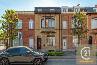 Herenhuis met 4 slaapkamers, ideaal gelegen op slechts 5 minuten lopen van het station en de winkels in het centrum.<br /><br />Vanaf het moment dat je binnenkomt, word je verleid door de warme sfeer van deze perfect onderhouden woning. De begane grond heeft een hal, een ruime woonkamer die ideaal is om familie en vrienden te ontvangen, een volledig uitgeruste keuken, een badkamer en een toilet. De zorgvuldige afwerking weerspiegelt regelmatig onderhoud van hoge kwaliteit.<br /><br />De eerste verdieping heeft twee mooie slaapkamers, allemaal ruim en badend in natuurlijk licht, ideaal voor een groot gezin of voor het opzetten van een kantoor aan huis. Een moderne, goed ingerichte badkamer zorgt voor optimaal dagelijks comfort.<br /><br />De tweede verdieping heeft ook twee prachtige slaapkamers.<br /><br />Een groot voordeel van dit huis is de uitstekende energieklasse (EPC - C), waardoor een gematigd verbruik en thermisch comfort het hele jaar door gegarandeerd zijn. Met efficiënte verwarming en goede isolatie is alles aanwezig om je energierekening te beperken.<br /><br />Het huis beschikt ook over een praktische kelder, ideaal voor opslag, wijnopslag of het opzetten van een werkplaats naar wens.<br />Dit huis ligt in een rustige, gewilde buurt met uitstekende vervoersverbindingen en biedt een aangename woonomgeving met alle voorzieningen op loopafstand: treinstation, winkels, scholen en diensten. Het is een echte favoriet bij gezinnen die op zoek zijn naar een rustige, centrale locatie zonder te hoeven klussen.<br /><br />Wacht niet langer en bezoek dit huis en onze website www.century21zaventem.be voor meer informatie.