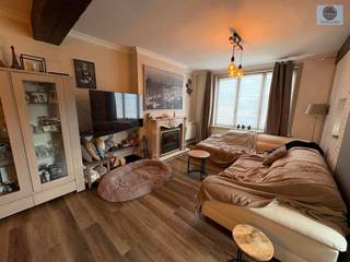 <p><span>ZEER LEUKE WONING MET 3 KAMERS EN TUIN</span></p><p><span>Vraagprijs : 299.000 euro</span></p><p><span> </span></p><p><span>Leuke woning met 3 kamers, tuin en ruim terras met een elektrische toegangspoort.</span></p><p><span>Op de gelijkvloerse verdieping is de keuken, berging, ingerichte badkamer, living en inkomhal.</span></p><p><span>Op de eerste verdieping zijn er 2 ruime kamers.</span></p><p><span>Op de tweede verdieping is er een heel grote kamer met een mezzanine.</span></p><p><span>De woning heeft PVC ramen met dubbele beglazing.</span></p><p><span>Momenteel is er een EPC met F label omdat het elektrische verwarmd is.</span></p><p><span>Dit kan met een warmtepomp met een beperkt budget naar een D label gebracht worden.</span></p><p><span>Achter de elektrische poort kan een wagen geplaatst worden.</span></p><p><span> </span></p><p><span>Aarzel niet en bel 0475/51.40.73 voor een afspraak of e-mail <span>sven@svena.be</span></span></p><p><span> </span></p><p><span>Stedenbouwkundig uittreksel/inlichtingen in aanvraag! </span></p><p><span>Deze gegevens zijn louter informatief en wij kunnen niet aansprakelijk gesteld worden voor eventuele onjuistheden. </span></p><p><span>De bewoonbare oppervlakte is slechts indicatief.</span></p><p><span> </span></p>