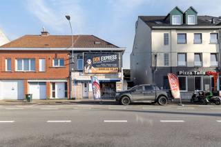 Handelspand met woning aan het station van Oudenaarde. INDELINGDeze eigendom bestaat enerzijds uit een handelszaak waarin een  goed draaiende...
