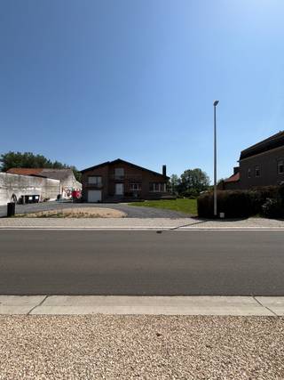 <p>Deze ruime woning met een bewoonbare oppervlakte van 242m² bevindt zich op een prachtig perceel van 6360m² en geniet van een rustige ligging midden in het groen. Hier woon je omgeven door natuur, met alle ruimte om te genieten van privacy, rust en een aangename woonkwaliteit.</p><p> </p><p>Bij het betreden van de woning valt meteen het gevoel van ruimte op. De royale leefruimtes bieden tal van mogelijkheden om een gezellige woon- en eetomgeving te creëren waar het hele gezin zich thuis voelt. Dankzij de ruime volumes geniet je in elke ruimte van een aangenaam wooncomfort.</p><p> </p><p>De woning beschikt over vier volwaardige slaapkamers, waardoor ze perfect geschikt is voor grotere gezinnen of voor wie extra kamers wenst in te richten als bureau, hobbyruimte of logeerkamer. De praktische indeling zorgt voor een vlotte circulatie en een aangenaam dagelijks gebruik.</p><p> </p><p>Buiten vormt het uitzonderlijke perceel van 6360m² zonder twijfel een van de grootste troeven van deze eigendom. De groene omgeving creëert een oase van rust waar je elk seizoen opnieuw kunt genieten van de natuur. Het ruime terrein biedt tal van mogelijkheden voor tuinliefhebbers, speelruimte voor kinderen of het realiseren van diverse buitenprojecten.</p><p> </p><p>De rustige ligging combineert het beste van twee werelden: wonen in alle sereniteit terwijl voorzieningen, winkels, scholen en verbindingswegen vlot bereikbaar blijven. Hierdoor vormt deze woning een ideale uitvalsbasis voor wie op zoek is naar ruimte, comfort en een groene woonomgeving.</p><p> </p><p>Ben je op zoek naar een ruime woning met vier slaapkamers, een uitzonderlijk perceel en een rustige ligging in het groen? Dan is dit eigendom absoluut een bezoek waard.</p>