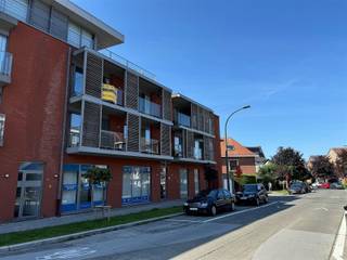 Ruim appartement met twee slaapkamers vlakbij Brusselpoort, Vrijbroekpark en station.Het appartement omvat een ruime living met open keuken en...