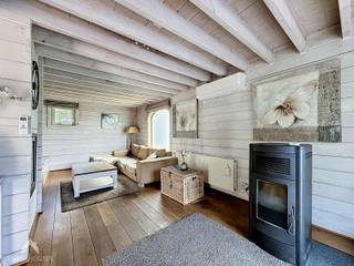 <p>Prachtige vrijstaande woning op een perceel van 1.745 m² combineert ruimte, comfort en gezelligheid. Via de inkomhal met gastentoilet en vestiaire bereikt u de lichtrijke leefruimte met zit- en eethoek, waar de pelletkachel voor een warme en uitnodigende sfeer zorgt.</p>
<p>Daarnaast beschikt het gelijkvloers over een bureelruimte of 4de slaapkamer, een volledig ingerichte leefkeuken, een was- en bergplaats en een bijkeuken met aparte douche.</p>
<p>De volledig afgesloten tuin vormt een echte troef, met een ruim terras, fruitbomen en meerdere toegangspoorten die zorgen voor privacy en toegankelijkheid. Bovendien beschikt de woning over een dubbele garage en meerdere autostaanplaatsen.</p>
<p>De bovenverdieping omvat 3 ruime slaapkamers, een stijlvolle badkamer uitgerust met bad, inloopdouche en dubbele lavabo, en een apart toilet.</p>
<p>Troeven:</p>
<ul>
<li>Energiezuinige woning uitgerust met 8 zonnepanelen en thuisbatterij (2022)</li>
<li>Verwarming via warmtepomp (2022)</li>
<li>Conforme elektrische keuring</li>
<li>Dankzij de volledige onderkeldering zijn alle leidingen eenvoudig bereikbaar</li>
<li>Prachtige tuin omgeven door groen en voorzien van fruitbomen</li>
<li>Ruim en volledig omheind perceel van 1.745 m²</li>
<li>Vlotte bereikbaarheid richting autosnelweg</li>
<li>Gelegen nabij het Albertkanaal en het Kasteel Goorhof</li>
</ul>
<p>Deze woning is te koop ZONDER makelaar via het concept van Smart Houses! Verdere inlichtingen of bezoek? Contacteer rechtstreeks de eigenaar via 0468/17.55.44</p>