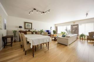<p><span>Mooi afgewerkt gelijkvloersappartement als </span><span>investering</span></p><p><span> </span></p><p><span>* Indeling : ruime inkomhal op kurktegel, gastentoilet, living op mooie parketvloer, deels open keuken met granieten werkblad voorzien van oven / vaatwasser / inductiekookplaat, hoofdslaapkamer op hoogwaardige laminaatvloer, luxe badkamer met inloop-regendouche / dubbele wastafel / toilet, CV-ruimte,  2e slaapkamer op laminaatvloer, berging / wasplaats op laminaatvloer, zonneterras op tropisch hardhout met zonnewering</span></p><p><span> </span></p><p><span>- CV op gas (condensatieketel)</span></p><p><span>- airconditioning in living, keuken en hoofdslaapkamer</span></p><p><span>- ventilatiesysteem</span></p><p><span>- gemeenschappelijke tuin toegankelijk via het privé-terras</span></p><p><span>- aankoop mogelijk van een dubbele garagebox met afstandsbediende poorten aan € 60.000</span></p><p><span> </span></p><p><span>Dit instapklare appartement gelegen aan het begin van de Kasteeldreef, blijft bewoond door de verkoper middels een </span><span>levenslang huurcontract</span><span>.  U heeft hierbij een betrouwbare huurder die het appartement als geen ander kent en het perfect onderhoud.  Contacteer ons voor de huurvoorwaarden.</span></p>