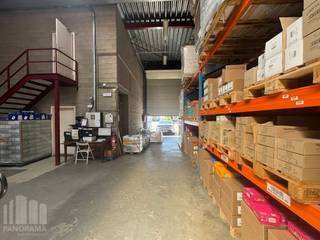 Discover this ideally located SME unit, comprising 325 m² of warehouse space and 95 m² of fully fitted office space. Situated within the high-quality Brixton Business Park in the SME zone of Zaventem, the property enjoys a strategic location just 3 minutes from Leuvensesteenweg (N2) and the E40 exit 21 Sterrebeek.<br /><br />The warehouse is efficiently designed and features a sectional door, a skylight with smoke vent, and a durable polished concrete floor, making it perfectly suited for storage, logistics or light industrial activities.<br /><br />The adjoining office space is fully move-in ready and includes a kitchenette, heating, lighting, and a pleasant working environment.<br /><br />Thanks to its central location and excellent connections to the E40, the Brussels Ring Road (R0) and Brussels Airport, this business unit offers the ideal base for companies seeking both accessibility and functionality.<br />Available immediately!<br /><br />Contact PANORAMA B2B for more information or to arrange a non-binding viewing on +32 477 30 40 05.