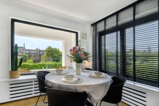 Geen zin om zelf te renoveren? Met deze halfopen woning, uniek gelegen aan het einde van een rustige en kindvriendelijke doodlopende straat in Kontich-Kazerne heeft u de komende jaren geen renovatiestress! <br /><br />•Gelijkvloers: Ruime, lichte inkomhal met toegang tot een omvangrijke berging, een aparte wasplaats en een uiterst grote garage, ideaal voor de wagen, fietsen of nog meer stockage.<br /><br />•Eerste verdieping: L-vormige leefruimte op een parketvloer, stijlvol afgescheiden door een op maat gemaakte, zwarte stalen deur. Dankzij de grote raampartijen aan de voor-, achter- én zijkant geniet u hier de hele dag van een uitzonderlijke lichtinval. De keuken is voorzien van een maximum aan opbergkasten en hoogwaardige toestellen.<br /><br />•Tweede verdieping: De nachthal leidt naar drie volwaardige slaapkamers, allemaal smaakvol afgewerkt met een doorlopende parketvloer. De uitzonderlijk grote badkamer is uitgerust met alles wat een kwalitatieve badkamer nodig heeft.<br /><br />•Dankzij de zuidgerichte tuin zonder belemmering van andere huizen, geniet u hier van de eerste tot de laatste zonnestralen. Deze is toegankelijk via de zijkant van de woning, dus geen gedoe met (tuin)afval doorheen het huis.<br /><br />Belangrijkste kenmerken:<br />• EPC: Label B (zeer energiezuinig)<br />• Plat dak, ideaal voor zonnepanelen & bekomen EPC A<br />• 14cm isolatie aan voor-, zij- en achtergevel<br />• Geïsoleerd en vernieuwd dak<br />• HR-beglazing met verluchtingsroosters, uitgerust met vliegenramen<br />• Doodlopende straat, op wandelafstand van een gezellige buurtsupermarkt, kleuter- & lagere school<br />• Bewoonbare opp.: 210 m²<br />• Perceelopp.: 230 m²<br />• Slaapkamer 1 (22m²) met elektrische rolluik, slaapkamer 2 (16m²) en slaapkamer 3 (7m²)<br />• Ruime en volledig uitgeruste badkamer met grote inloopdouche (160cm), ligbad, toilet, handdoekdroger en 2 wastafels met anticondensspiegels.<br />• Hyper uitgerust keuken met oven, combioven, inductievuur, koelkast, diepvriezer en vaatwasser<br />• Zonovergoten tuin, zonder belemmering van andere huizen