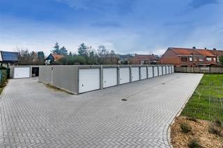 <p><span>Garagebox met sectionale poort, te bedienen met een numeriek codeklavier én zender. Ideaal voor één wagen, fietsen of als stockage.</span></p>
<p><span>SPECIFICATIES:</span></p>
<ul>
<li><span>Elektriciteit (licht en stopcontact)</span></li>
<li><span>Sectionale kwaliteitspoort<span> </span></span><span>Hörmann</span><span><span> </span>inclusief numeriek code klavier en zender</span></li>
<li><span>LED verlichting aan plafond</span></li>
<li><span>Dubbele ventilatieroosters</span></li>
<li><span>Verharde en verlichte circulatie</span></li>
<li><span>Waterdichte glasvlies laag tussen wand en sier pleister</span></li>
</ul>
<p><span> </span></p>
<p><span>AFMETINGEN:</span></p>
<ul>
<li><span>Breedte: 285 cm</span></li>
<li><span>Diepte: 550 cm</span></li>
<li><span>Hoogte: 250 cm</span></li>
<li><span>De garagepoort heeft een inrij breedte van 245 cm en hoogte van 211 cm</span></li>
</ul>
<br />Momenteel zijn alle boxen verhuurd, gelieve ons te contacteren om u op de wachtlijst te plaatsen.