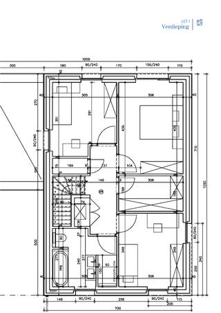 Ontdek deze strak ontworpen woning van Huysman Bouw, gelegen in een rustige, nieuwe verkaveling tussen de Eeklostraat en Benninckstraat. De bouwwerken zijn gestart en u koopt aan vaste prijs. Geniet van een energiezuinige woning met warmtepomp, vloerverwarming, zonnepanelen en ventilatie met warmterecuperatie. De woning biedt een optimale indeling met 3 slaapkamers, 2 bergingen, grote raampartijen en een carport op een zuidgericht perceel van 256m². Kies uw interieur volledig op maat met begeleiding van onze interieurarchitect. Ruime budgetten voor keuken, vloeren en deuren zijn voorzien. Ontworpen door CAS architecten, met hoogwaardige gevelmaterialen en strakke lijnen. Interesse? Contacteer Ewout Vanden Bussche via 0497 588 888 of contact@huysmanbouw.be.