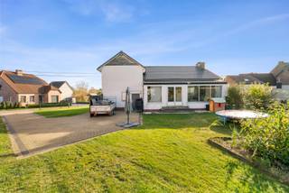 <p>In de rustige Linnebeekstraat ontdek je deze charmante gezinswoning met een bewoonbare oppervlakte van 175m², gelegen op een perceel van 10a. Zodra je binnenkomt, voel je de warme, huiselijke sfeer. De inkomhal leidt naar een ruime, lichtrijke living van 45m² waar gezelligheid en comfort hand in hand gaan. De aansluitende keuken vormt het hart van het huis – een plek waar je samen kookt, lacht en geniet van het uitzicht op de tuin.</p>
<p>De garage biedt extra mogelijkheden: perfect als hobbyruimte of eenvoudig om te vormen tot een derde slaapkamer of bureau. De woning telt twee badkamers, waarvan één recent vernieuwd en één die wacht op jouw persoonlijke toets. Boven vind je twee bijzonder ruime slaapkamers met laminaatparket, waar rust en licht centraal staan. Nieuwe ramen en een conforme elektriciteitsinstallatie maken dit huis instapklaar.</p>
<p>Buiten geniet je van een royale tuin die uitnodigt tot ontspannen, spelen of tuinieren. Gelegen in een aangename, groene buurt met vlotte verbindingen naar Zoutleeuw en Tienen, biedt deze woning het beste van twee werelden: rust en bereikbaarheid.</p>
<p>Zie jij jezelf hier al wonen? Neem gerust contact op en ontdek hoe deze woning jouw nieuwe thuis kan worden.</p>
<p><br /><span><strong><span>Bezoek inplannen : jan.berge@living-stone.be GSM : 0470/980 210 </span></strong></span></p>
<p>Zie jij jezelf hier al wonen? Neem gerust contact op en ontdek hoe deze woning jouw nieuwe thuis kan worden.</p>