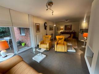 Erg aantrekkelijk, aangenaam en perfect onderhouden gelijkvloers 2-slaapkamerappartement met groot terras, tuintje, ondergrondse garage en kelder,...