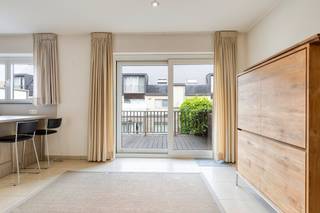 Zoekt u een instapklaar appartement te koop in Strombeek? Ontdek dit pand op de 1e verdieping van residentie "Ijsfabriek", gebouwd in 2011. In het centrum van Strombeek geniet u van lokale handelaars, scholen en openbaar vervoer op wandelafstand, plus een vlotte verbinding naar de Ring en A12. Dankzij het gunstige EPC-label B (102 kWh/m²) en conforme elektriciteit kiest u voor een energiezuinige en veilige thuis.<br /><br />Doordachte indeling:<br />- De inkomhal heeft een handige inbouwkast. <br />- De lichtrijke leefruimte sluit naadloos aan op de volledig geïnstalleerde open keuken en biedt directe toegang tot het grote, gezellige terras. <br />- Verder beschikt het appartement over 2 slaapkamers met op maat gemaakte inbouwkasten. <br />- De badkamer is uitgerust met een douche en wastafel. <br />- Een praktische berging met wasmachineaansluiting<br />- Een private kelder maken het appartement compleet.<br /><br />Belangrijkste troeven:<br />-Energiezuinig EPC-label B en conforme elektriciteit.<br />- Maatwerk inbouwkasten in de hal en slaapkamers.<br />- Veilig badgesysteem en een afgesloten fietsenstalling.<br />- Parkeren: Optie tot aankoop ondergrondse autostaanplaats (+ € 25.000).<br /><br />Dit appartement in residentie Ijsfabriek biedt de ideale balans tussen modern comfort en een absolute toplocatie. Perfect voor eigen bewoning of als slimme vastgoedinvestering met een prima rendement. Interesse in dit vastgoedpareltje? Contacteer ons vandaag nog voor een bezoek!<br /><br />Bestuursmaatregelen in het maatregelenregister: nee