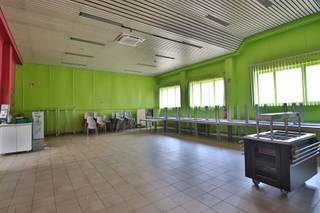 *** PROJECTGROND *** Te renoveren/slopen multifunctionele eigendom op een perceel van 325m². Bestaande uit centrale inkom, voorraadkamer, grote...