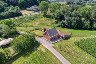 Huis op toplocatie in Heuvelland met prachtige zichten. Deze af te breken/renoveren woning is gelegen op een idyllische locatie nabij de Scherpenberg en Sulferberg. Rustig gelegen in de Zandberg 1 met unieke verzichten geniet deze eigendom van ongelooflijk veel potentieel. Bezoek mogelijk op afspraak.<br /><br />Het perceel is 1.902m² groot en is op heden bebouwd met een woning, garage en bijgebouw. Het resterende deel wordt momenteel gebuikt als weide. <br /><br />TROEVEN <br />Woning met bijgebouw en weide <br />Ideaal als bouwgrond <br />Prachtig gelegen<br /><br /><br /><br /><br />De eigendom wordt aangeboden via de Pre-sale formule. Op 05/09/2026 tussen 10:00 en 12:00 kan u het huis op afspraak komen bezichtigen en een bod uitbrengen. De vermelde prijs is een instelprijs. Voor meer info, gelieve contact op te nemen met de dossierverantwoordelijke.<br /><br />Dit pand is onderworpen aan de renovatieverplichting van de Vlaamse overheid voor residentiële gebouwen (behoudens bij sloop binnen 5 jaar na de aankoop). Consulteer voor meer informatie de website van het Vlaams Energie- en Klimaatagentschap via https://www.vlaanderen.be/een-woning-kopen/renovatieverplichting-voor-residentiele-gebouwen<br /><br />Bestuursmaatregelen in het maatregelenregister: nee