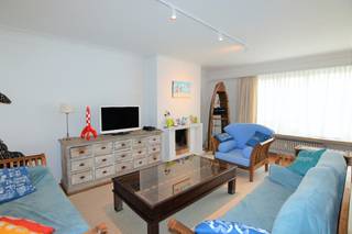 Appartement gelegen op wandelafstand van het Vrijbroekpark maar toch in het centrum van Mechelen, nabij scholen en winkelstraten.<br /><br />Indeling: Ruime lichtrijke woonkamer, keuken met aanliggende berging (met inbouwkasten en alle voorzieningen zoals aansluiting wasmachine en droogkast).<br />Via de ruime inkomhal komt u in de 3 slaapkamers, badkamer met ligbad en een apart toilet en terras.<br />Er is ook een ruime kelder.<br /><br />Het appartement is voorzien van inbouwkasten in de slaapkamers, badkamer, berging en inkomhal.<br />Algemene kosten 130 euro/maand inclusief verwarming.<br /><br />Bruikbare vloeroppervlakte 147 m²<br />Gunstig EPC-B attest<br />Het appartement is beschikbaar vanaf 01/02/2027.<br /><br />Voor meer info of een bezoek via info@immovos.be of 0492 63 58 05.