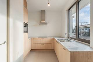 Ontdek het nieuwe, bruisende woonproject, Geel Station Villa Spoorbloem, pal in het levendige centrum van Geel! Met 38 moderne wooneenheden, variërend van studio's tot 1-, 2- en 3-slaapkamer appartementen, bieden wij een divers aanbod voor een breed publiek. Duurzaamheid staat centraal in dit nieuwe project, zonder te moeten inboeten aan comfort. Alle woningen zijn uitgerust met zonnepanelen, vloerverwarming en individuele geothermische warmtepomp. Een e-peil van 20 of lager wordt gegarandeerd. <br /><br />De ideale uitvalsbasis voor wie mobiliteit belangrijk vindt, Geel Station is gunstig gelegen in het hart van het centrum, op enkele minuten stappen van winkelstraten en het station. Voorzien van ruime terrassen en gelijkvloerse tuintjes, bieden onze appartementen een unieke leefomgeving. Bovendien creëren we een oase van rust met een collectieve daktuin, perfect om te ontspannen, te genieten en buren te ontmoeten.<br /><br />Stap de deur uit en betreed een wereld van winkels, cultuur, sport en andere voorzieningen, allemaal op wandelafstand. Pendelaars zullen blij zijn met de vlotte verbindingen naar Antwerpen, Brussel, Lier, Mechelen, Leuven en Hasselt via trein en bus, terwijl de fiets-o-strade voor de deur zorgt voor een veilige, vlotte en snelle verbinding voor niet gemotoriseerd verkeer richting Mol en Herentals. We nodigen je uit om deel uit te maken van dit unieke project en jouw nieuwe thuis te ontdekken in Geel Station Villa Spoorbloem!<br /><br />Meer informatie? Contacteer ons via 014 48 24 78 of check matexi.be/geel-station.