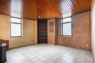 Deze te renoveren woning bestaat op het gelijkvloers uit een inkomhal/berging, leefruimte, leefkeuken, bureau, wasplaats, badkamer ( douche, toilet, ligbad, wastafel), een apart toilet en een grote berging/stal. Op de eerste verdieping zijn er 4 slaapkamers. De zolderverdieping is bereikbaar via vaste trap en bestaat uit nog een vijfde slaapkamer en zolder. Ondergronds is er een kelder. Buiten is er een tuintje en oprit. Verwarming op gas via gaskachels. Met 223 m2 bewoonbare oppervlakte is dit een ruim pand met verschillende mogelijkheden. Voor de handige harry!
