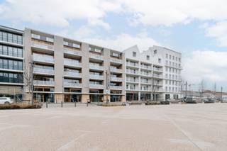 <p>Prachtig nieuwbouwappartement met twee slaapkamers, gelegen in een nieuwe, bruisende én groene buurt. Het appartement bevindt zich op de tweede verdieping van een verzorgde residentie met een mooie binnentuin. De indeling omvat twee slaapkamers, een badkamer met inloopdouche, een ruime leefruimte met open keuken en een praktische berging met aansluiting voor wasmachine en droogkast. Tot slot geniet u van een aangenaam terras met prachtig zicht op het nieuwe levendige plein met diverse hippe bars en restaurants. Dit appartement is voorzien van alle hedendaagse comfort, zoals vloerverwarming en ventilatie.</p><p>De algemene kosten bedragen €150/maand (provisie verwarming, minuterie, onderhoud tuinen en lift). Autostaanplaats optioneel bij te huren aan €150/maand.</p><p><br /></p>