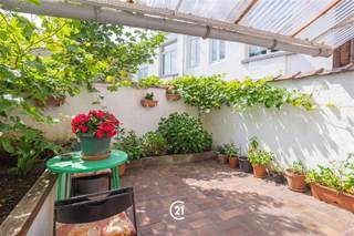 In de buurt van het Elisabethpark, gelegen in een zeer rustige straat, bevindt zich deze instapklare eengezinswoning met terras 20m². De woning beschikt over 4 slaapkamers, 2 keukens en 2 badkamers, wat tal van mogelijkheden biedt voor een groot gezin of een kangoeroewoning.EPC: FElektrische installatie niet conform de geldende normen.