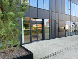 'Hèlen Park' is een nagelnieuw project met standing en uitstraling, gelegen op een belangrijke invalsweg te Waregem. <br /><br />Nieuwbouwappartement op de bovenverdieping (penthouse):<br />* 2-slaapkamerappartement (86m²) met terras van 18m², pal op het zuiden<br />* geen inkijk en zeer lichtrijk<br />* zeer kwalitatief afgewerkt: gezellige leefruimte met parketvloer en open, geïnstalleerde keuken <br />* badkamer voorzien van dubbele wastafel, inloopdouche en ligbad<br />* ruime berging/wasplaats en een afzonderlijk gastentoilet<br />* warmtepomp in combinatie met vloerverwarming, zeer energie zuinig.<br />* ventilatie TYPE D<br />* bij aankoop van een appartement mogelijkheid tot aankoop van een ondergrondse autostaanplaats (parkeerkelder) of extra berging.<br />* aankoop 6% mogelijk, mits wettelijke voorwaarden <br /><br />Bereikbare ligging vlakbij station, centrum, ziekenhuis en supermarkten. Wandelaars komen ook aan hun trekken in de achterliggende velden en oude spoorwegberm.<br /><br />Maak nu uw afspraak via tom@immoroba.be voor meer info of bezoek!!