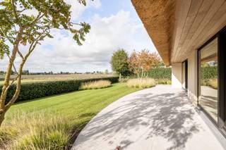 Droomvilla met zwembad en fantastisch open zicht op de polders, gelegen aan de rand van het Zoute. Indeling: inkom met vestiaire en gastentoilet...