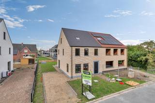 Ontdek deze nieuwbouw halfopen bebouwing op een perceel van 344 m², gelegen op een rustige maar tegelijk centrale locatie.Met een bewoonbare...