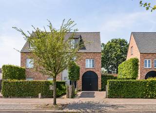 Deze aangename gezinswoning, gebouwd in 2011, verkeert in uitstekende staat van onderhoud en is volledig instapklaar. De woning is energiezuinig (EPC A) en combineert comfort, ruimte en een strategische ligging nabij de Nederlandse grens.<br />Deze eigendom bestaat uit inkomhal, ruime woonkamer met open keuken, bergruimte/wasplaats, inpandige garage, badkamer met douche en ligbad, volledig afgewerkte tweede verdieping met 4e slaapkamer met aansluitende dressing of volwaardige 5e slaapkamer en praktische zolderruimte.<br /><br />Gelijkvloers:<br />We betreden de woning via de inkomhal met apart gastentoilet. Hierlangs komen we binnen in de ruime en lichtrijke woonkamer voorzien van een sfeervolle gashaard. De open keuken is volledig geïnstalleerd met inductievuur, combi oven/stoomoven, koelkast en vaatwasmachine. Deze ruimte geeft een aangenaam open uitzicht achteraan op agrarisch gebied. Aansluitend vinden we een zeer ruime berging/wasplaats terug die ook toegang geeft tot de achterliggende tuin en voorzien is van ingemaakte kasten.<br /><br />Eerste verdieping:<br />Op deze verdieping bevinden er zich 3 ruime slaapkamers, alsook een mooi afgewerkte badkamer met zowel douche als ligbad. Het toilet is apart voorzien.<br /><br />Tweede verdieping:<br />Een vaste trap brengt ons naar de tweede verdieping die recentelijk volledig is afgewerkt. Deze verdieping is voorzien van 2 volwaardige slaapkamers of master bedroom met ruime aansluitende dressing. Via deze laatste ruimte is er nog een extra zolder via een vlizotrap bereikbaar.<br /><br />Tuin:<br />In de tuin is het aangenaam vertoeven aangezien u hier kan genieten op het aangelegde terras van de namiddag/avondzon en een groen uitzicht op de weilanden en paardenwei. De tuin is eveneens voorzien van de nodige schaduwplekken door de aanwezigheid van een volwassen eikenboom.<br /><br />Bijzonderheden:<br />- Zeer energiezuinige woning (label A) met aanvullend hoogwaardige installaties. 22 zonnepanelen (8,8 kWp), 16,4 kWh thuisbatterij, hybride warmtepomp, 2 airco's, ruimte gestuurde verwarming, 3-fasen elektriciteit waardoor deze geschikt is voor het aansluiten van een laadpaal<br />- Woning is in 2025 volledig geschilderd en voorzien van vliegenramen<br />- 3 volwaardige woonverdiepingen met mogelijkheden voor het installeren van een thuiskantoor<br />- Strategische ligging nabij de Nederlandse grens en autosnelweg naar Nederland/Antwerpen