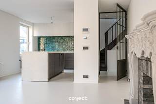 In Brugge bevindt zich deze ruime en volledig vernieuwde hoekwoning met een ruime bewoonbare oppervlakte van 224 m². De woning werd recent grondig...