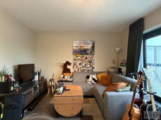 Prachtig appartement met 2 slaapkamers en terras te Herenthout. <br /><br />Dit appartement bevindt zich op de eerste verdieping en bestaat uit een inkomhal, gastentoilet, badkamer (met inloopdouche en enkele lavabo), twee slaapkamers, open leefruimte met keuken (voorzien van afwasmachine, combioven, koelkast, ...), ruim terras, berging/wasruimte (met aansluiting voor wasmachine), carport en gemeenschappelijke fietsenberging. <br /><br />Het appartement is tevens uitgerust met zonnepanelen!<br />Er is een lift aanwezig in het gebouw. <br /><br />De maandelijkse huurprijs bedraagt 890 euro.<br />Alle verbruik is individueel. <br />Er zijn geen gemeenschappelijke kosten.<br /><br />Dit appartement is beschikbaar vanaf 01/01/2027!<br /><br />De EPC-waarde bedraagt 76 kWh/m² (Label A)<br />Contacteer ons via info@debaco.be of bel ons op 014/73.77.77 voor een bezoek ter plaatse!
