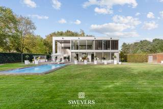 Interesse? Meer informatie op www.SWEVERS.be. - Deze exclusieve villa in Heusden-Zolder ligt in een rustig, doodlopend straatje in een...