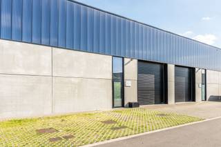 Deze ruime en polyvalente KMO-unit (unit 12) met een oppervlakte van 253 m² is ideaal voor diverse professionele activiteiten zoals opslag,...