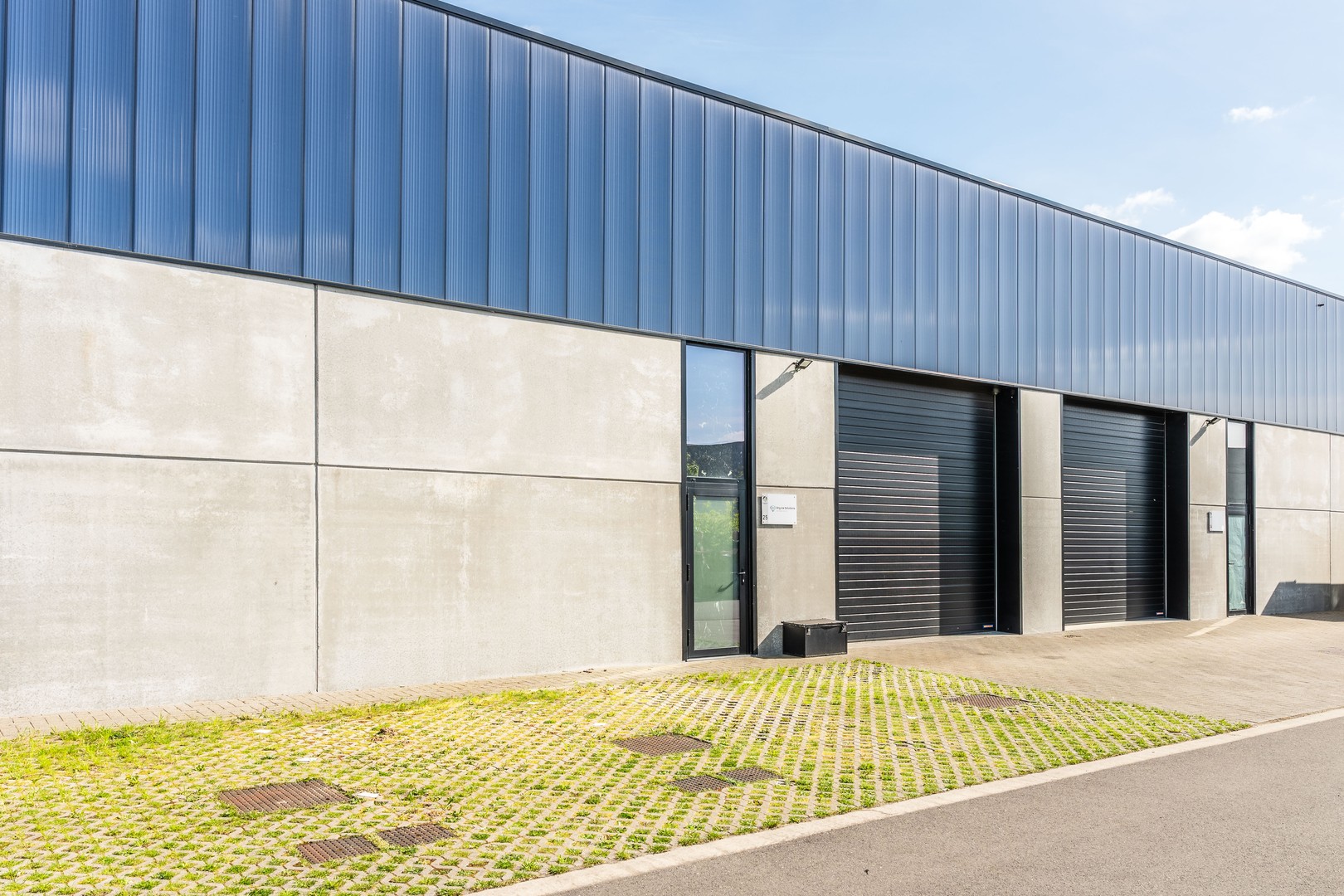 KMO-unit van 253 m² met 3 parkeerplaatsen en vergunde conciërgewoning - foto 2